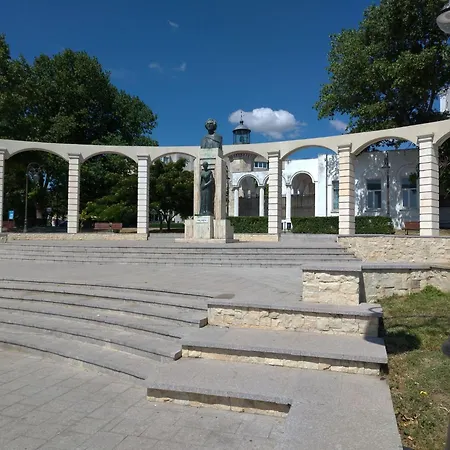 3 Rooms, Nearby Casino, Cliff, Port, Aquarium, Beach, Ovidius Square *